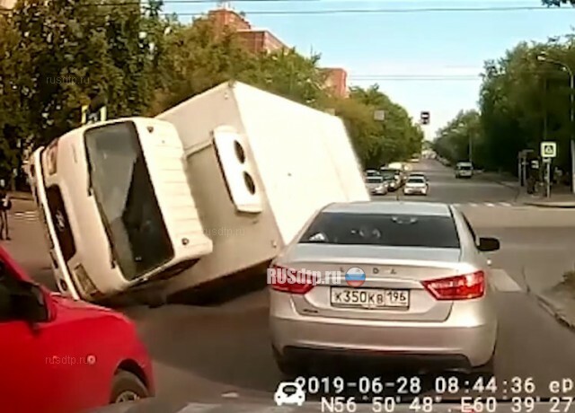В центре Екатеринбурга перевернулся грузовик
