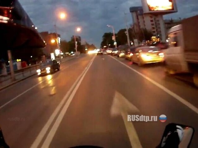 Байк влетел в «Жигули» на перекрестке 