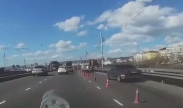 В Улан-Удэ шашечник перестроился в правую полосу и врезался в отбойник