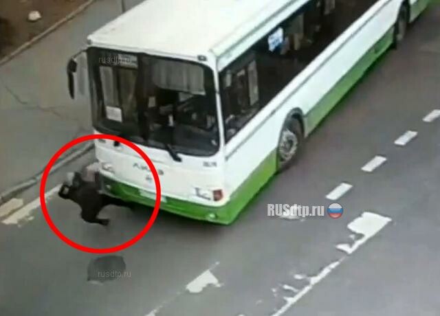 В Пушкине автобус сбил женщину. ВИДЕО