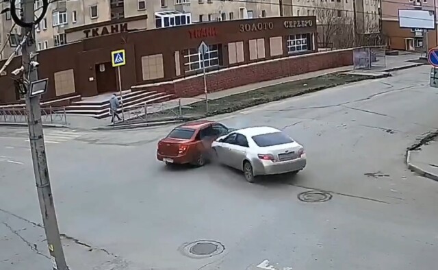 В Омске водитель «Тойоты» не пропустил двигавшуюся по главной «Гранту» 
