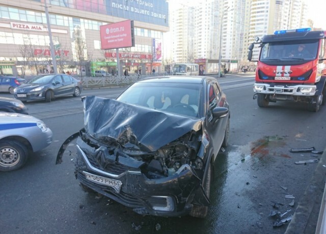 В Екатеринбурге в утреннем ДТП погибла женщина. ВИДЕО 