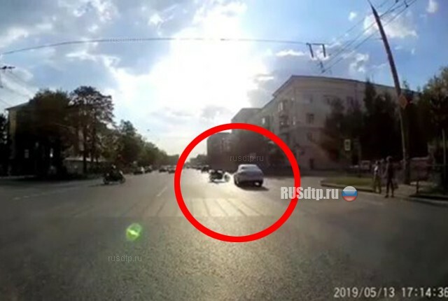 Таксист и байкер столкнулись на улице Восстания в Казани 