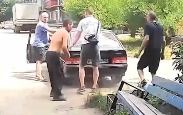 Пытались завести машину с толкача, но что-то пошло не так