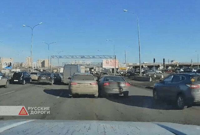 Два водителя не поделили полосу на Витебском проспекте в Петербурге