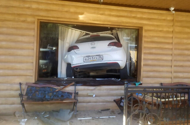 ДТП на Ставрополье: девушка на «Опеле» перепутала педали и влетела в окно жилого дома 
