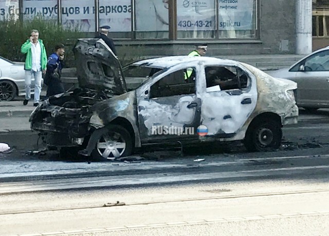 На улице Савушкина в Петербурге после ДТП сгорел Renault Logan 