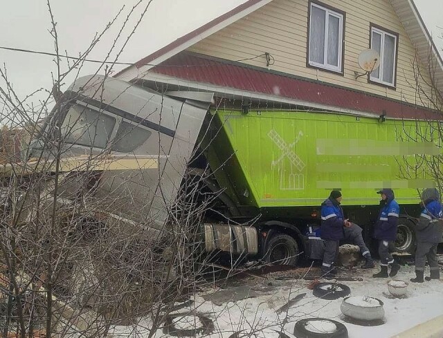 В Нижегородской области фура вылетела с дороги и врезалась в жилой дом 