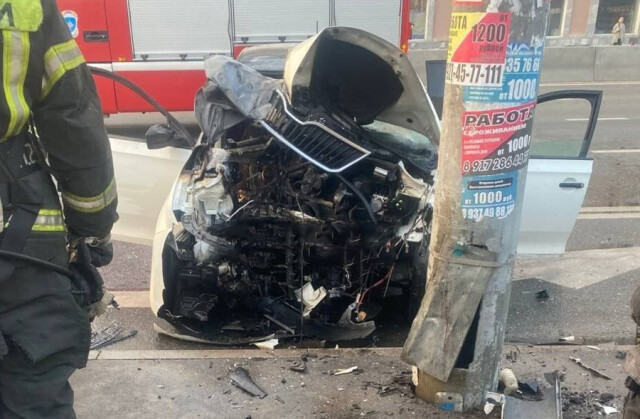 В Казани автомобиль загорелся после столкновения со столбом 