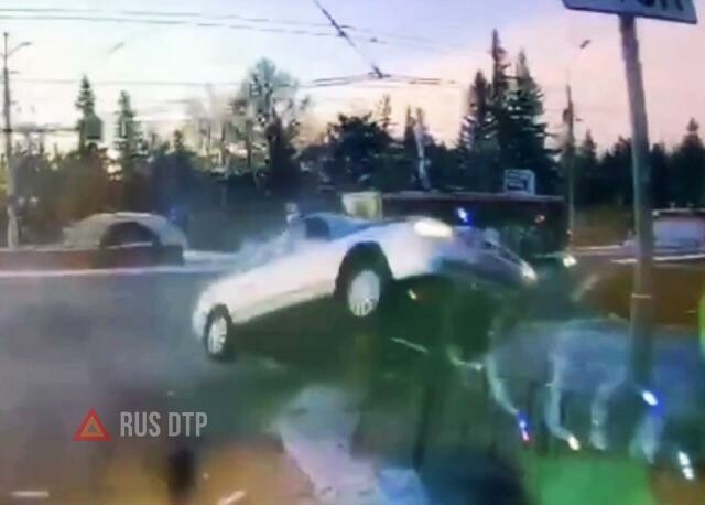 Видеорегистратор запечатлел момент ДТП с участием машины ДПС в Омске