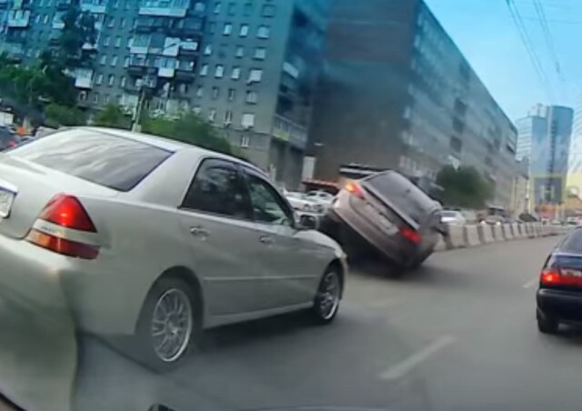 Авария в Новосибирске: Hyundai Solaris наехал на ограждение при попытке увернуться