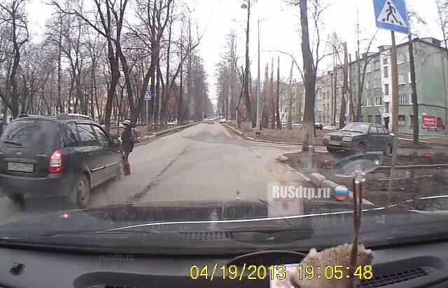 Девушка сбила мальчика 