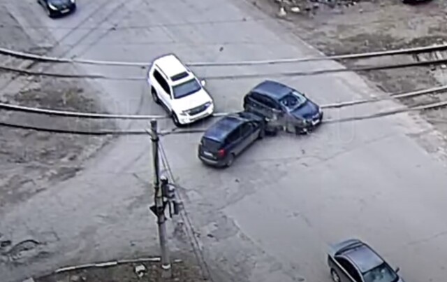 Неожиданная «засада» в Бийске: два автомобиля столкнулись на перекрестке 