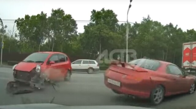 Столкновение в Южно-Сахалинске: водитель автомобиля Honda повернул налево через сплошную