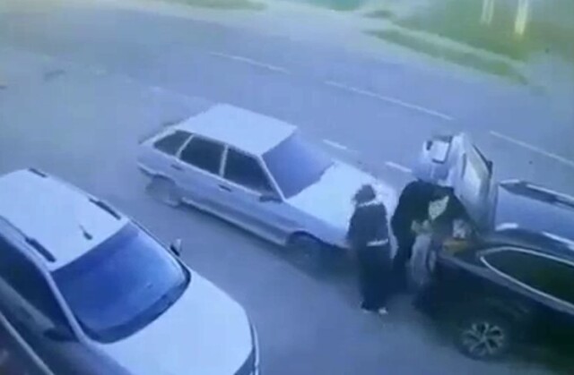 ДТП на парковке в Вельске: «Лада» внезапно начала движение и сбила мужчину
