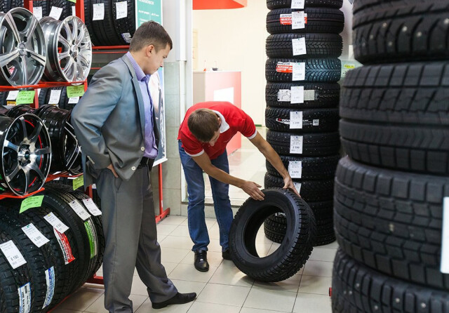 Россияне бросились скупать шины для легковых автомобилей 