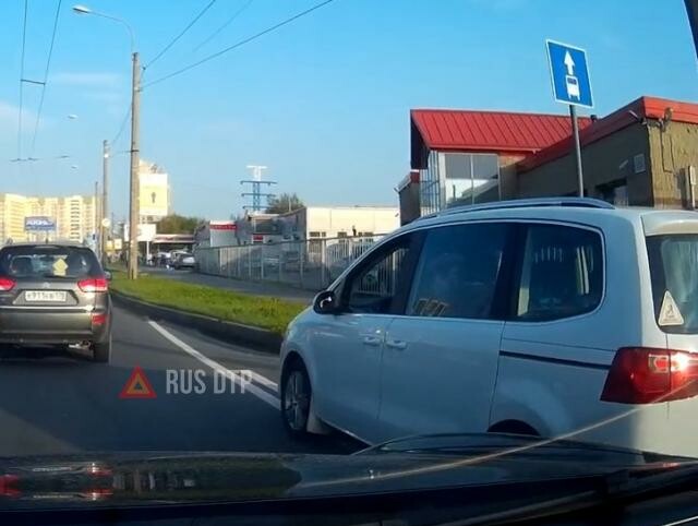 Porsche Cayenne и Seat столкнулись в Петербурге