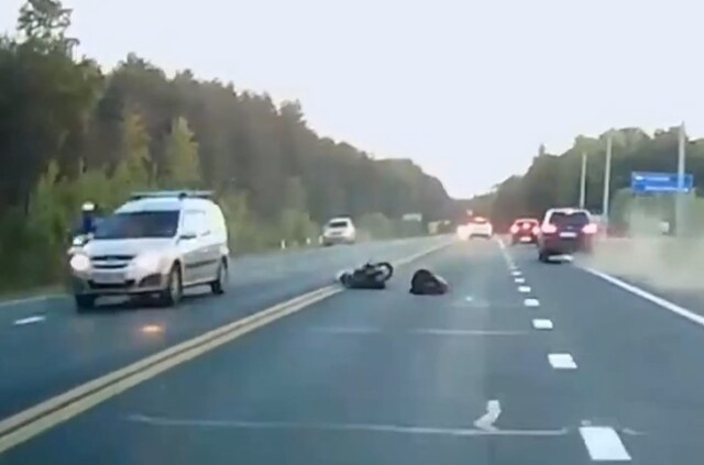 Едва не оказался под колёсами встречных машин: водитель мопеда пострадал в результате ДТП в Кирове
