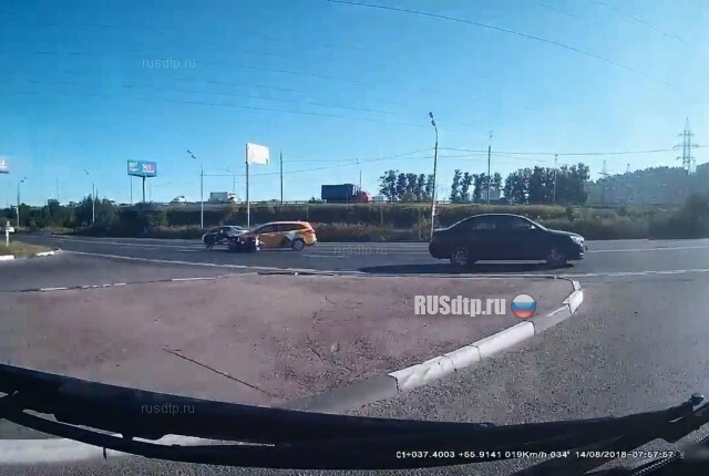 Автомобиль и мотоцикл столкнулись на Ленинградском шоссе