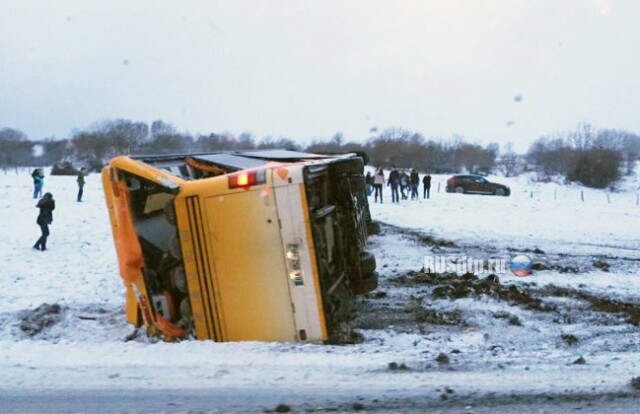 Двое детей погибли в ДТП с участием школьного автобуса во Франции 