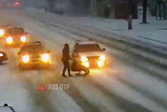 В Белгороде автомобиль наехал на санки с ребенком