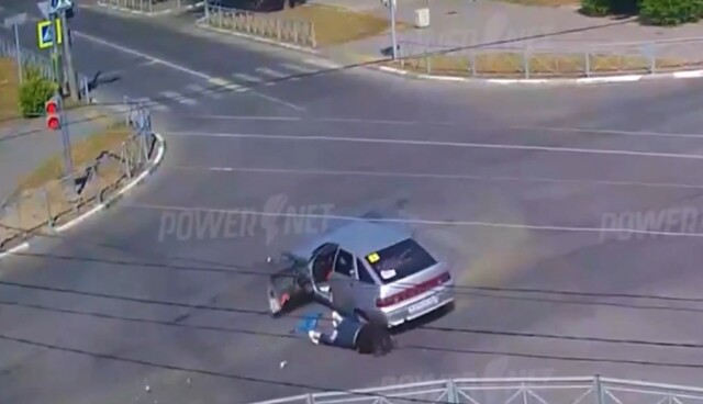 Женщина выпала из автомобиля в результате ДТП в Волжском