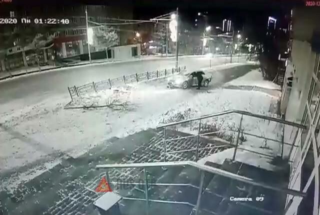 Автомобиль снёс ограждение и вылетел на тротуар в Ижевске