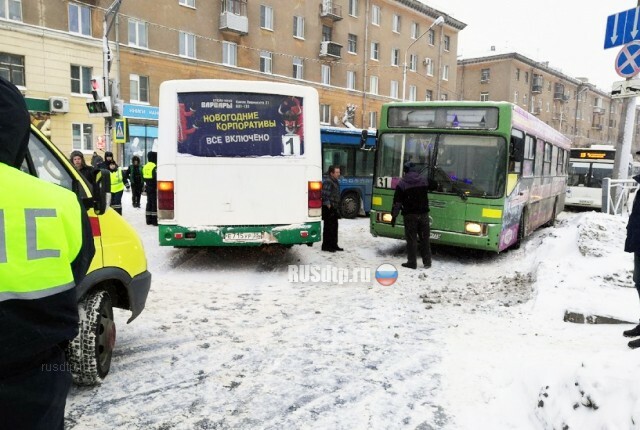 Момент ДТП с автобусами в Череповце. ВИДЕО 