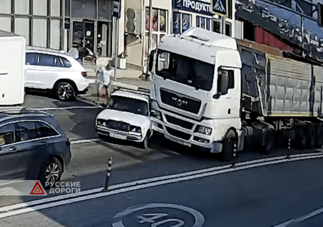 «Жигули» и грузовик не поделили полосу на Батумском шоссе в Сочи