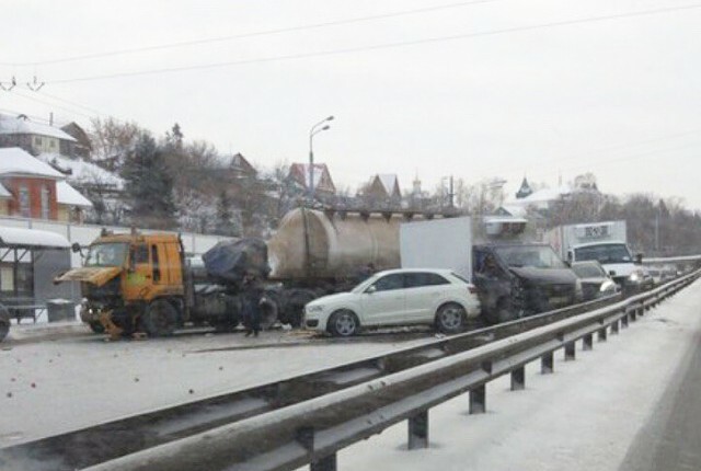 Около 10 автомобилей, в том числе «Майбах», столкнулись на Оренбургском тракте в Казани 