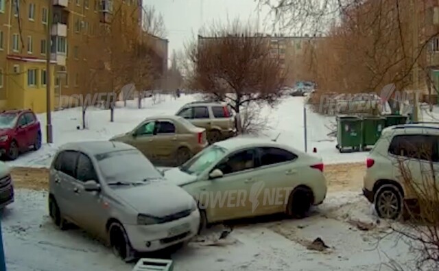 ДТП во дворе в Волжском: водитель  седана не вписался в поворот и врезался в два автомобиля