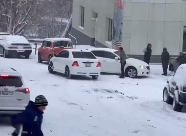 Десятки машин попали попали в ДТП из-за гололёда на Камчатке