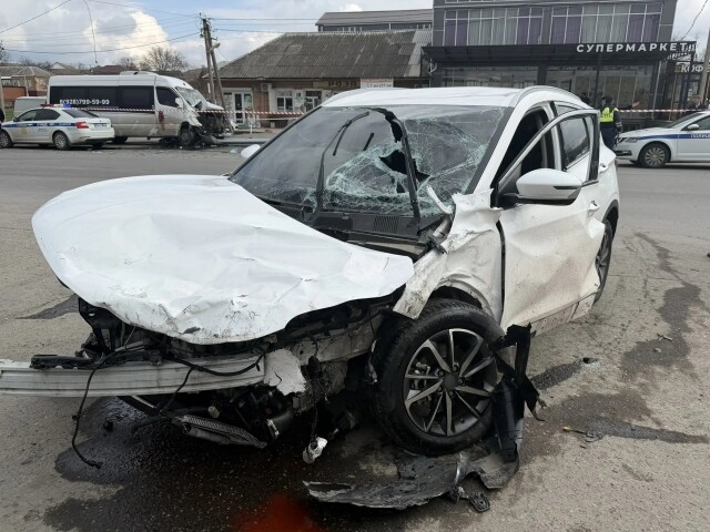 В Ингушетии женщина за рулем легковушки не уступила дорогу микроавтобусу и погибла 