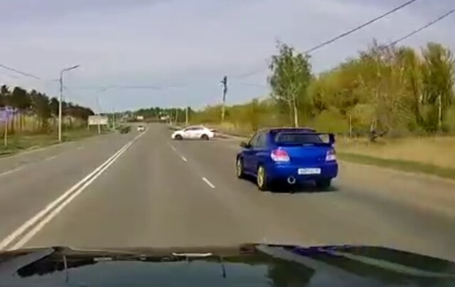 В Омске водитель Subaru мастерски ушел от столкновения с учебной машиной 