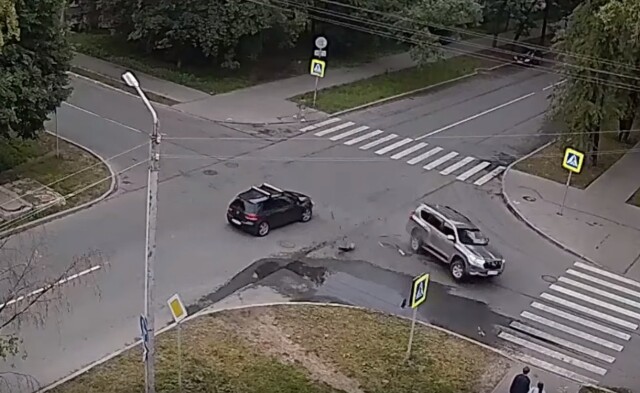 Авария в Вологде: внедорожник выезжал со второстепенной и столкнулся с BMW