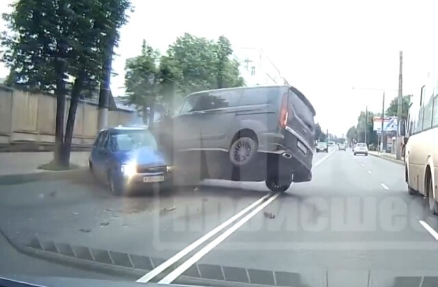 Два человека пострадали в массовом ДТП на Октябрьском проспекте в Кирове