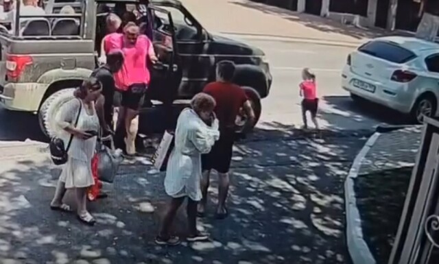 «Выбежала из-за припаркованной машины»: 4-летняя девочка попала под колеса автобуса в Кабардинке
