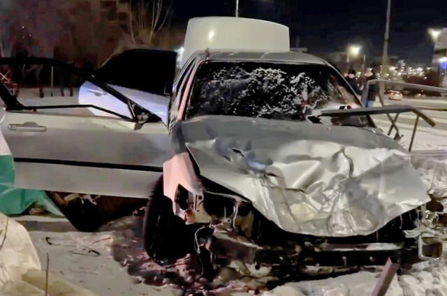 «Пассажира проткнуло металлическим забором»: камера запечатлела момент ночного ДТП в Улан-Удэ 