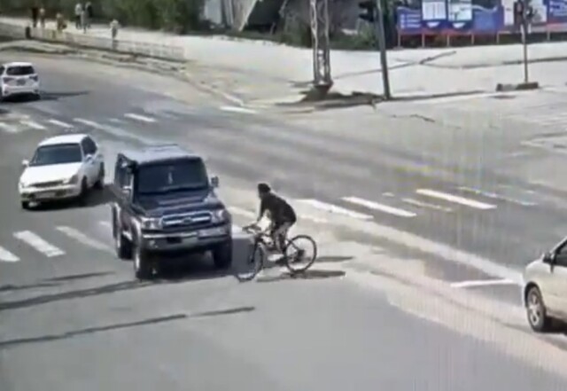 Авария в Якутске: 19-летний велосипедист попал под колеса внедорожника