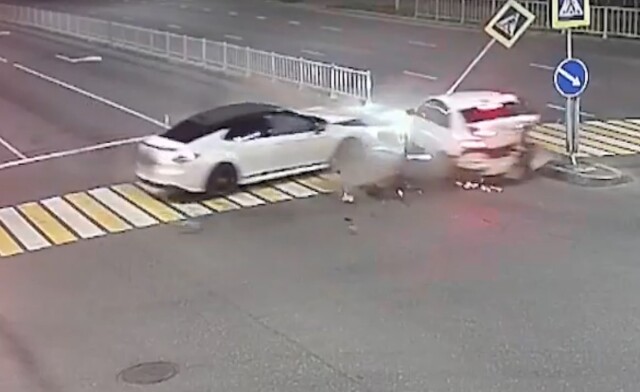 Странное ДТП в Калининграде: легковой автомобиль врезался в стоящую на светофоре машину 
