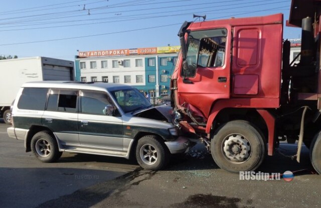 В Новосибирске грузовик врезался в легковушку с беременной женщиной 