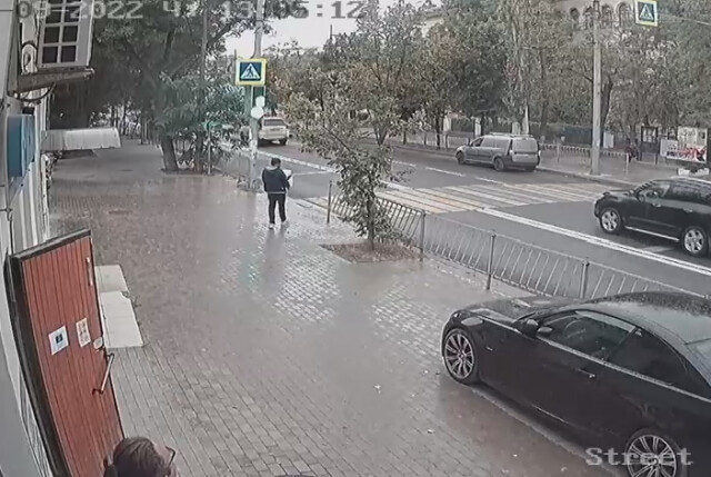 В Севастополе пешеход поскользнулся на пешеходном переходе и спас себе жизнь 