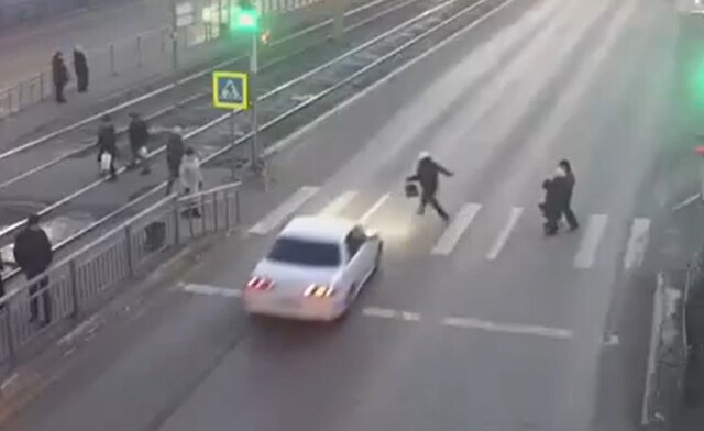 В Улан-Удэ женщина решила перебежать дорогу на красный и попала под колеса автомобиля 