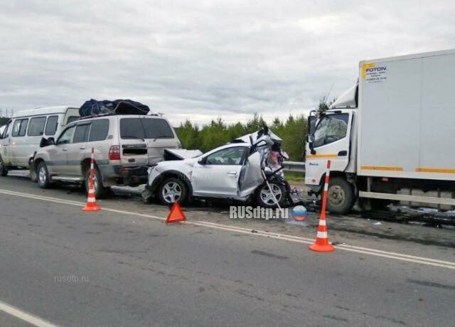 Под Тобольском уснувший водитель грузовика смял Renault Sandero 