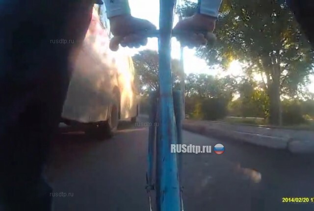 Велосипедист столкнулся с автобусом
