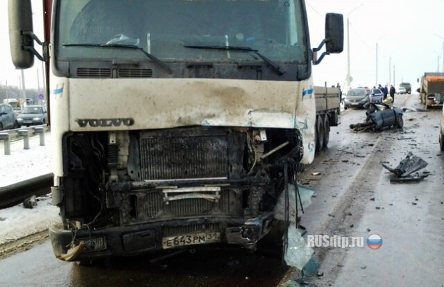 «Фольксваген» разорвало на части при столкновении с грузовиками под Тулой 