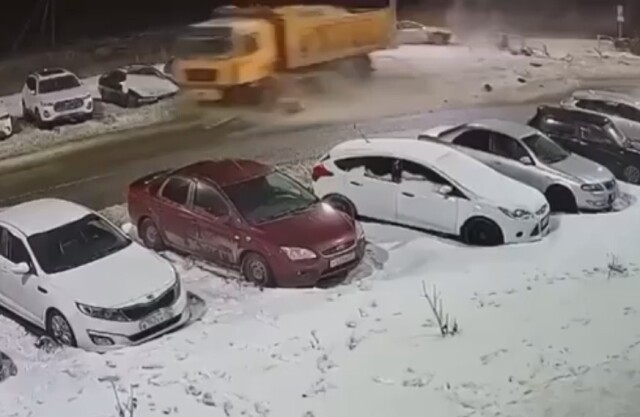 В Оренбурге водитель грузовика уснул за рулем и снёс 9 автомобилей 