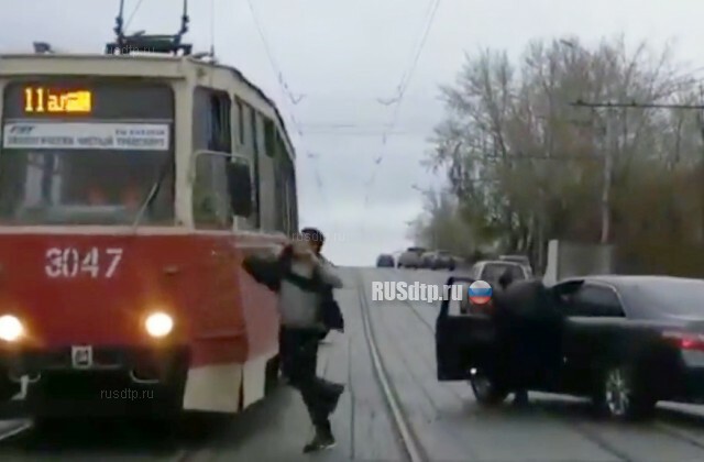 В Новосибирске мужчина разбил зеркало трамвая