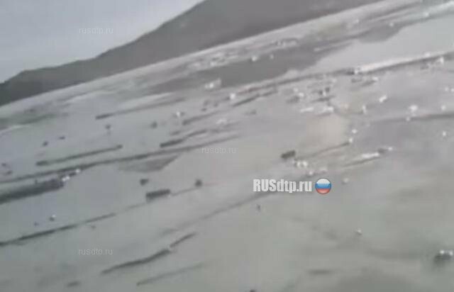 Супруги и их сын провалились под лёд на Байкале. Видео с видеорегистратора