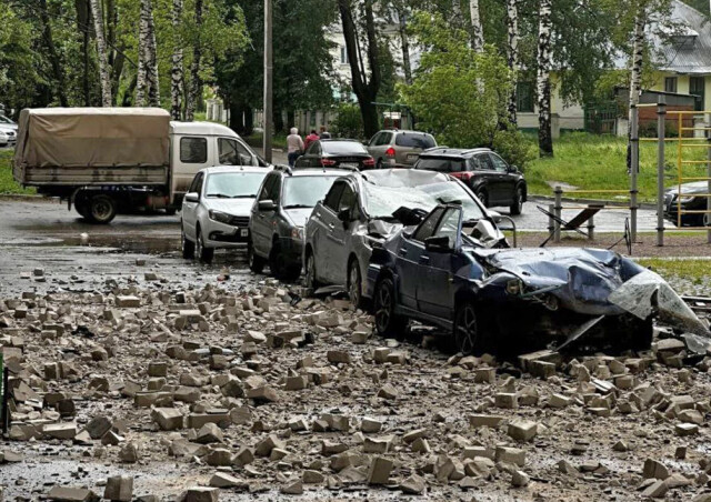 В Чебоксарах балкон обрушился на припаркованные автомобили 